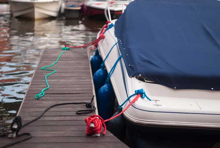 amarrar un barco al muelle